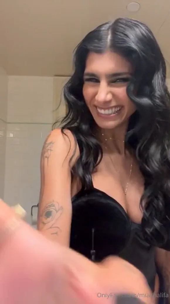 Mia Khalifa nude leaked Smiling & Getting Ready